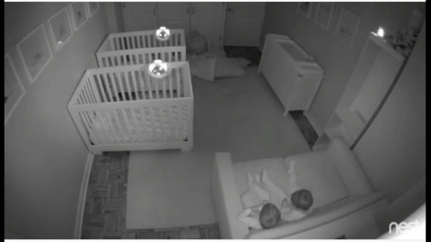 Ето какво вършат двегодишни близнаци през нощта – видео
